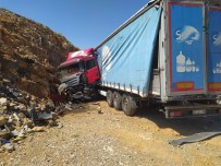 DİREKSİYON - Tir Sarampole Uçtu, Sürücü Yaralandi