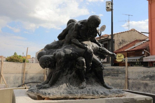 Edirne'de heykel, görünmüyor diye caddenin ortasına taşındı!