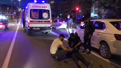 Bilecik'te Motosiklet Ile Otomobilin Çarpisti, 1 Kisi Yaralandi