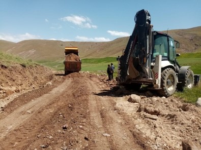 Çaldiran'da Tarimsal Arazilerde Stabilize Yol Çalismalari Araliksiz Sürüyor