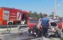 D100'de Bariyerlere Çarpan Otomobil Hurdaya Döndü Açiklamasi 5 Yarali