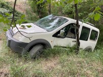 Elazig'da Hafif Ticari Araç Sarampole Uçtu Açiklamasi 3 Yarali