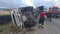 Frenleri Bosalan Kömür Yüklü Tir Devrildi, Sürücünün Esi Sinir Krizi Geçirdi