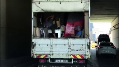 Kadiköy'de Kamyonet Kasasinda Tehlikeli Yolculuk