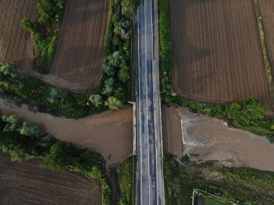 Kirklareli'nde Dere Tasti, 2 Otomobil Suya Kapildi