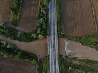 Kirklareli'nde Dere Tasti, 2 Otomobil Suya Kapildi