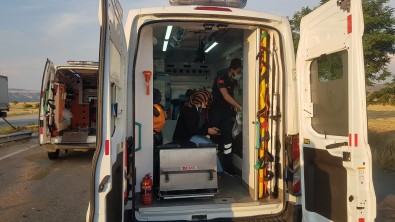 Kontrolden Çikan Otomobil Karsi Seride Geçip Takla Atti Açiklamasi 3 Yarali