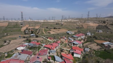 Köyün Çevresi Yüksek Gerilim Direkleriyle Doldu, Vatandaslar Tedirgin Oldu