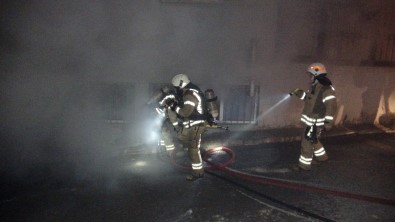 (ÖZEL) Pendik'te Seramik Atölyesi Yandi Açiklamasi Mahalleli Sokaga Döküldü