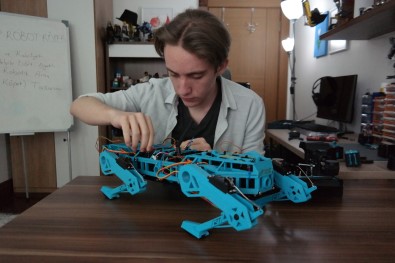 Robot Köpek Ile TÜBITAK Yarismasinda Türkiye 3'Üncüsü Oldu