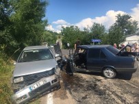 Bartin'da Iki Otomobil Çarpisti Açiklamasi 2 Yarali