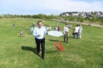 MUSTAFA DEMIR - Baskan Demir Çocuklarla Uçurtma Uçurdu