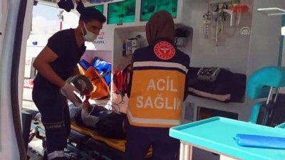 Erzincan'da Devrilen Kamyonette Sikisan 3 Kisi Çevredekilerin Yardimiyla Kurtarilarak Hastaneye Kaldirildi