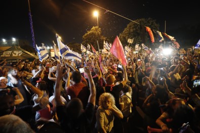 Israil'de Binlerce Kisi Netanyahu'nun Gidisini Kutladi