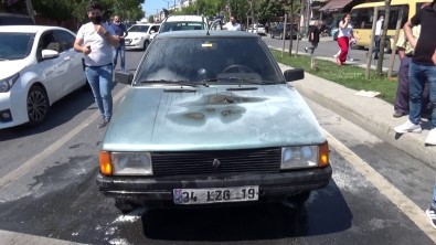 (ÖZEL) Sultangazi'de Seyir Halindeki Otomobil Yandi