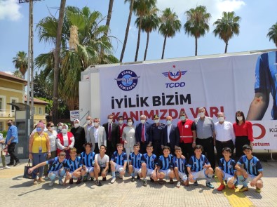 Adana'da Gönüllü Kan Bagisçilari Bulustu