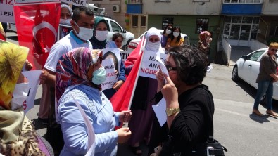 Almanya'da Evlat Nöbetini Tek Basina Sürdürüyordu, Diyarbakir'a Gelip HDP Önündeki Ailelerle Bulustu