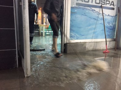 Ankara'da Otoparki Su Basti