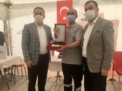 Bagcilar'da Kan Bagisçilarina Plaket Takdim Edildi