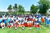 FUTBOL OKULU - Baskan Çinar, Futbol Okulunu Ziyaret Etti
