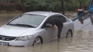 Baskent'te Sel Sonrasi Araçlar Su Altinda Kaldi