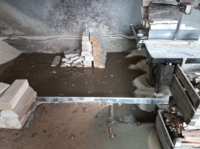 Bursa'nin Iznik Ilçesinde Mobilya Atölyeleri Göle Döndü