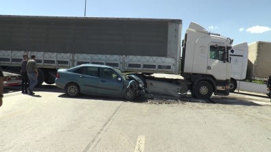 Erzurum'da Feci Kaza, Isik Ihlali Yapan Otomobil Tirin Altina Girdi