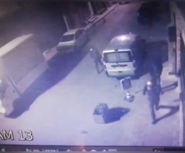 Istanbul'da Kasalari Açip 80 Bin Lira Çalan Hirsizi Bekçiler Yakaladi