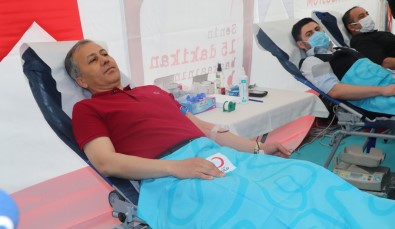 Istanbul Valisi Ali Yerlikaya Kan Bagisinda Bulundu