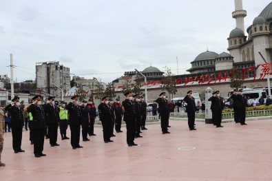Jandarma'nin 182'Nci Kurulus Yilinda Taksim Cumhuriyet Aniti'na Çelenk Birakildi