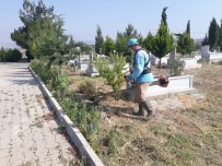 HASSASIYET - Mezarliklarda Bayram Temizligi Devam Ediyor