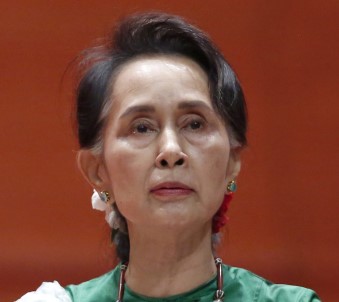 Myanmar'in Tutuklu Lideri Suu Kyi Hakim Karsisina Çikti