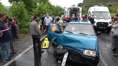 Otomobilde Sikisan Iki Kisi Aci Içerisinde Kurtarilmayi Bekledi