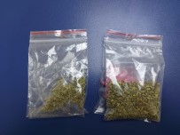 BONZAI - Polisin Süphelenerek Arama Yaptigi 2 Kisinin Üzerinden Uyusturucu Çikti