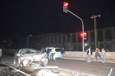 Sariyer'de Minibüs Ile Otomobil Çarpisti Açiklamasi 3 Kisi Yaralandi