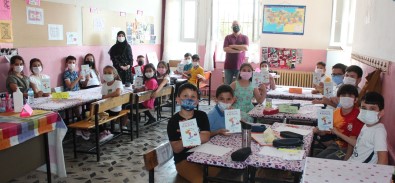 Sinifça Siir Kitabi Çikarip Gelirini Okula Bagisladilar