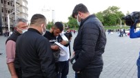TAKSIM - Taksim'de Fahis Fiyatla Parfüm Satanlari Polis Ve Zabita Ekipleri Yakaladi