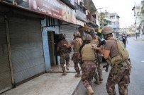 ÖZEL HAREKAT POLİSLERİ - Adana Narkotik Operasyonu...Baskini Gören 2 Süpheli Damdan Bahçeye Atlayip Kaçmak Isterken Yakalandi