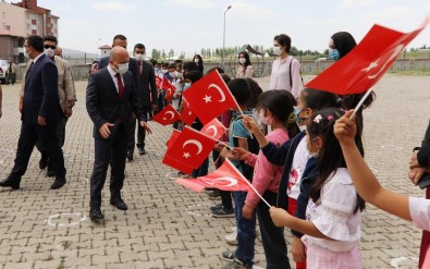 Agri Valisi Varol'dan Tasliçay Selahaddin Eyyubi Ilk/Ortaokuluna Ziyaret