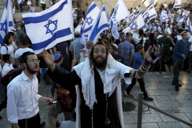 Israil'de Fanatik Yahudilerden Bayrak Yürüyüsü