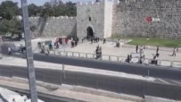 YAHUDI - Israil Güçleri, Sam Kapisi Önünde Filistinlilere Müdahale Etti