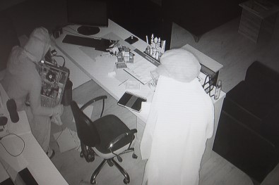 Kadin Kiligina Giren Hirsizlarin O Anlari Kamerada