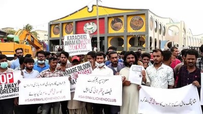 Karaçi'de Kaçak Yapilarin Yikilmamasi Için Direnenler Polisle Çatisti
