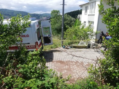 Mahalleli Kanlar Içinde Buldu, Saglik Ekiplerine Haber Verdi