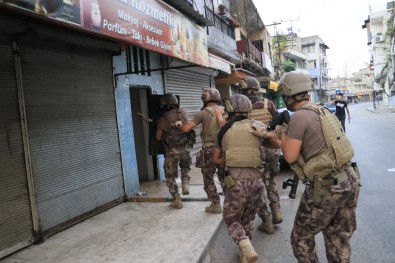 Narkotik Operasyonu...Baskini Gören 2 Süpheli Damdan Bahçeye Atlayip Kaçmak Isterken Yakalandi