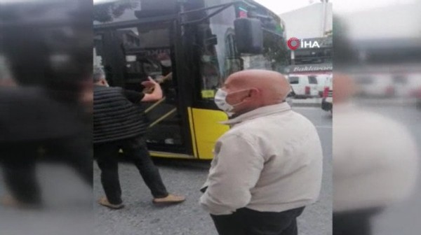 Esenyurt’ta yolcular, kendilerini almayan otobüsün önünü kesti