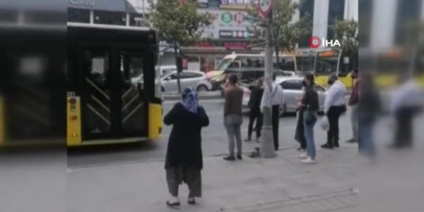 Esenyurt’ta yolcular, kendilerini almayan otobüsün önünü kesti