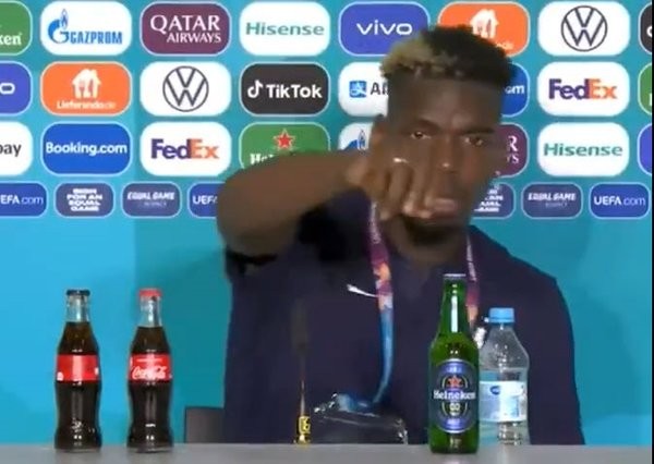 Fransa Milli Takımı'nın Müslüman yıldızı Paul Pogba basın toplantısında önündeki bira şişesini kaldırdı