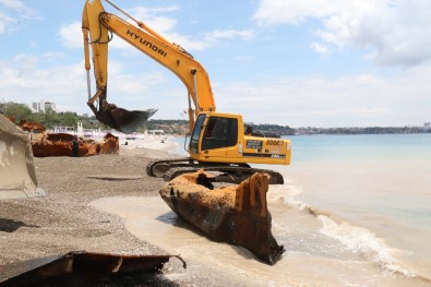 Dünyaca Ünlü Plajdaki 83 Yillik Batik Gemi Karaya Çikarildi