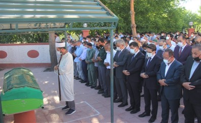 Erzincan'da Sulama Kanalinda Bogulan Çocuk Topraga Verildi